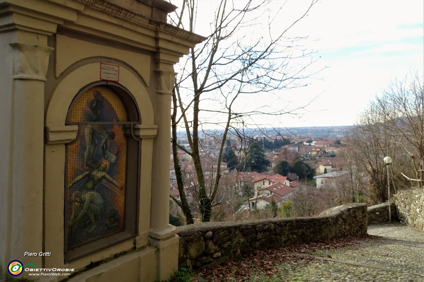 14  Stradetta di salita al Santuario di Sombreno con cappelle votive.JPG